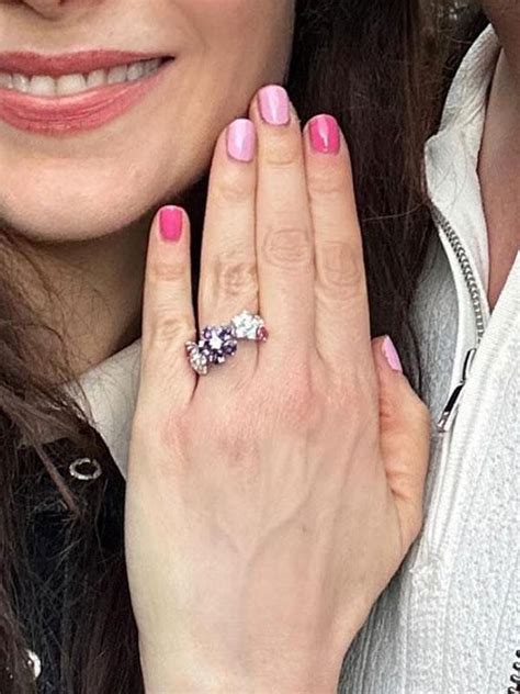 Zooey deschanel engagement ring. ... Zooey Deschanel and “Property Brothers” star Jonathan Scott are getting hitched! The couple, who started dating in 2019, announced their engagement during a … 