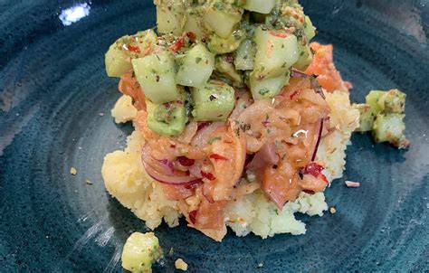 Zweierlei Tatar von Avocado und Lachs auf Kartoffelschnee