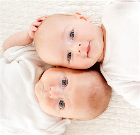 Zwillinge. Eineiige Zwillinge werden in der Medizin als monozygote Zwillinge bezeichnet. Ab der achten Schwangerschaftswoche können Gynäkologen sie mithilfe von Ultraschall erkennen. Es ist auch wichtig zu wissen, dass bei 99 Prozent aller Zwillingsschwangerschaften jedes Baby eine eigene Fruchtblase hat. 