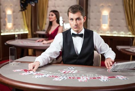 a casino croupier Die besten Online Casinos 2023