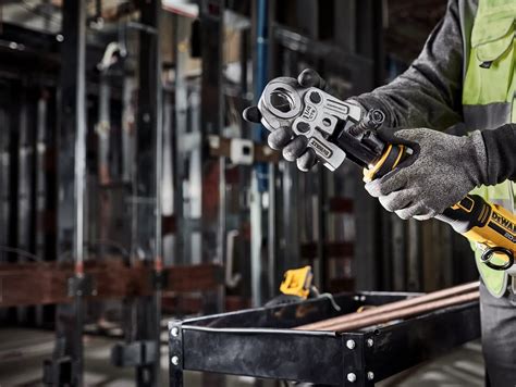 A Compact Tool That Operates By Moving Attachments