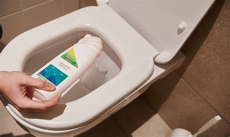 aanslag in de wc verwijderen