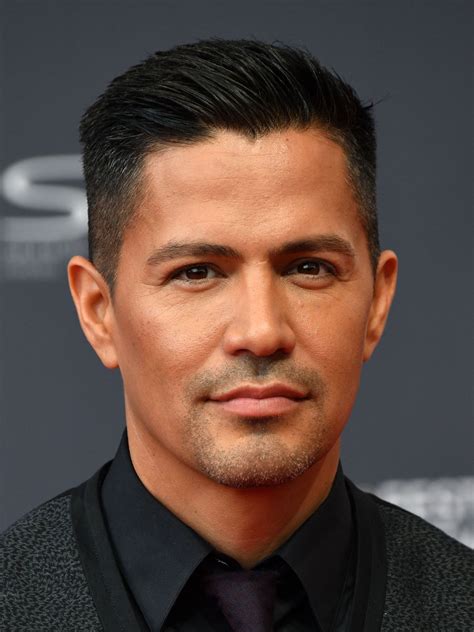 actor jay hernandez biography examples