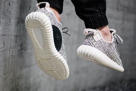 adidas YEEZY BOOST 350 "Turtle Dove" 2024 Re-Release