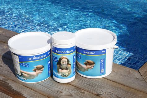 alger i poolen efter vintern