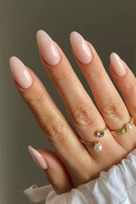 almond nails nude