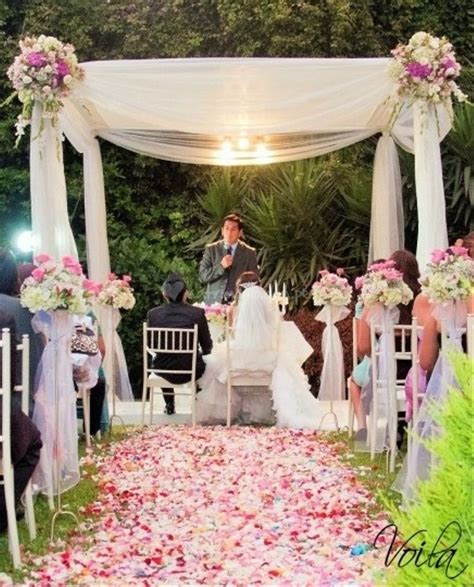 Altares para bodas civiles al aire libre: ideas y consejos para un día inolvidable