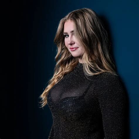alyssa capps passes nude
