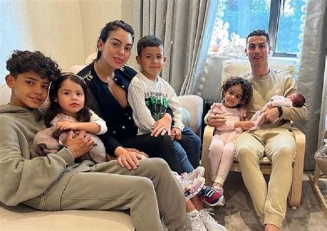 ANAK CRISTIANO RONALDO：Ronaldo Ingin Mualaf, Ini Kata Kiper Arab Saudi - Kompasiana