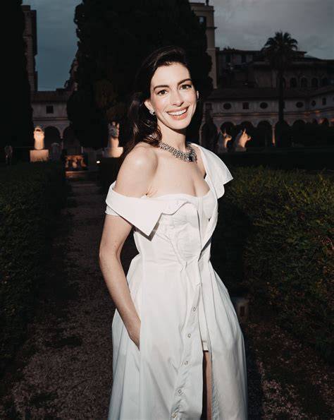 anne hathaway boosty