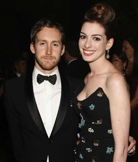 anne hathaway dating now