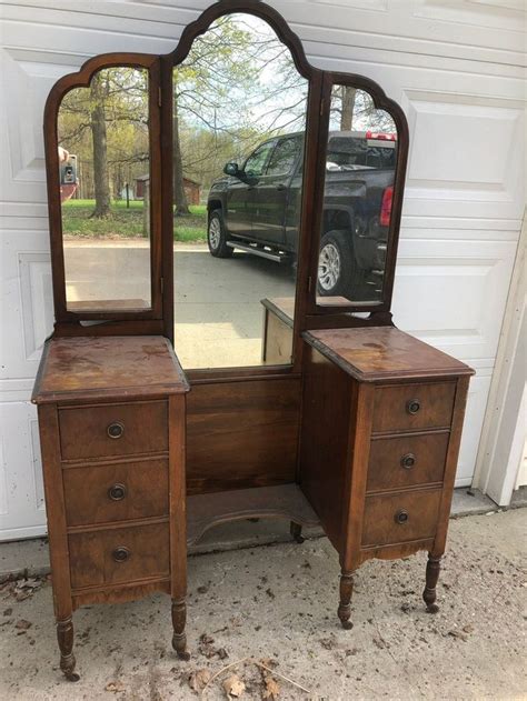 Antique Vanity With 3 Mirrors