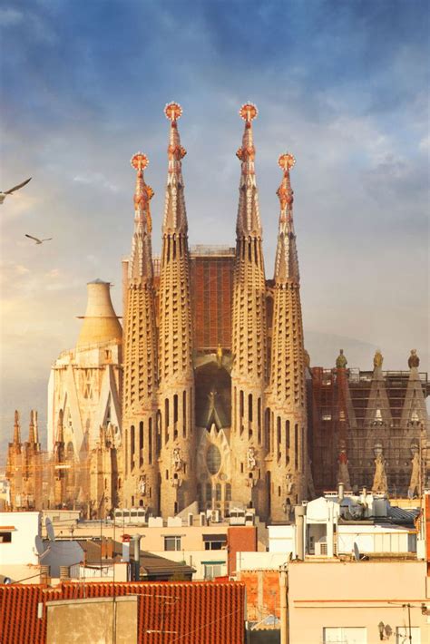 antoni gaudi architecture in barcelona