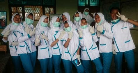 Antusias Siswa Smk Farmasi Bangun Nusantara Praktek Anatomi Baju Jurusan Farmasi - Baju Jurusan Farmasi