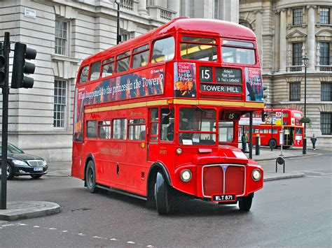apa warna kebanyakan bus di london
