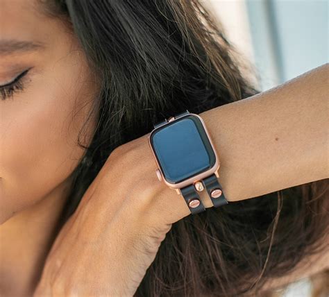apple watch series 6 40mm on womans wrist