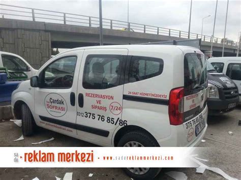 araç üzerine logo yapıştırmas