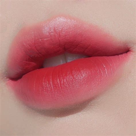 are small lips attractive in korean