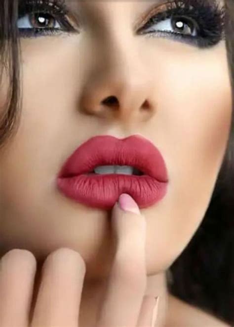 are small lips pretty women