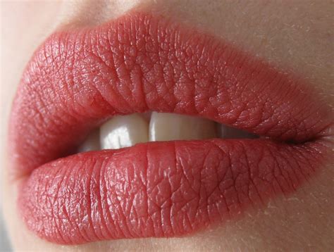 are thin lips attractive without teeth photo