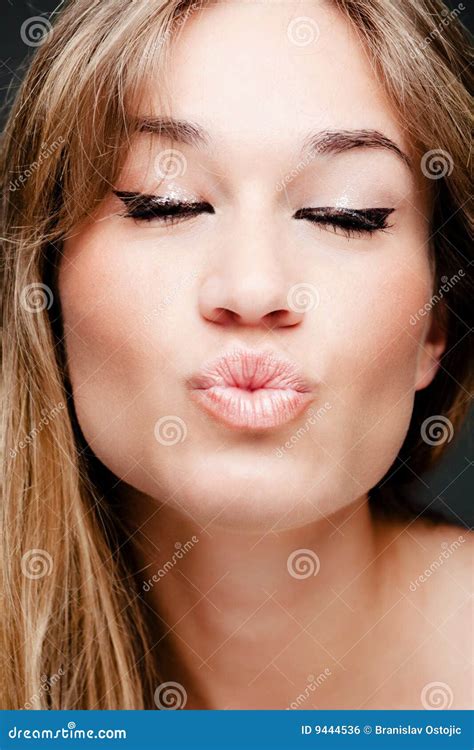 are thin lips good for kissing faces women