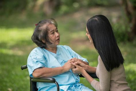 ARTI MIMPI NENEK MENINGGAL 🫐 Bukan Mistis, Ini 8 Arti Mimpi Nenek Meninggal: Merindukan Sosok