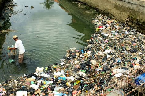 artikel membuang sampah di sungai