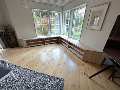 att sitta på samma plats vid köksbord