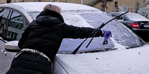 auto im schnee