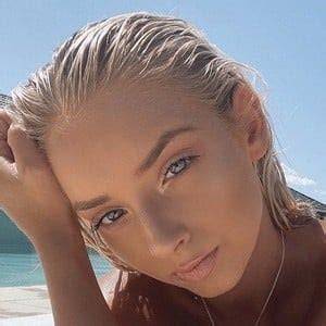 avalon nadfalusi nude