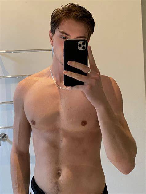average nude selfie