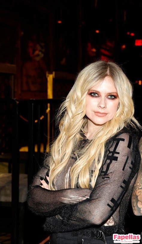 avril lavigne nude