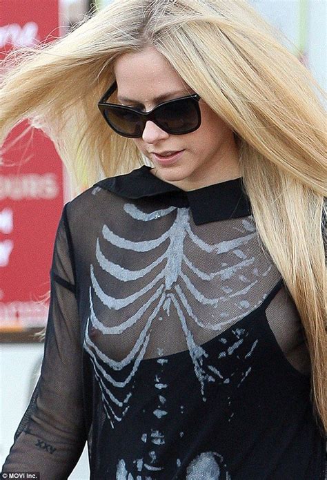 Avril lavigne tits out