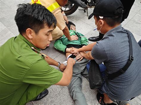 bắt giữ | Cng dn Hoa K b Bt gi