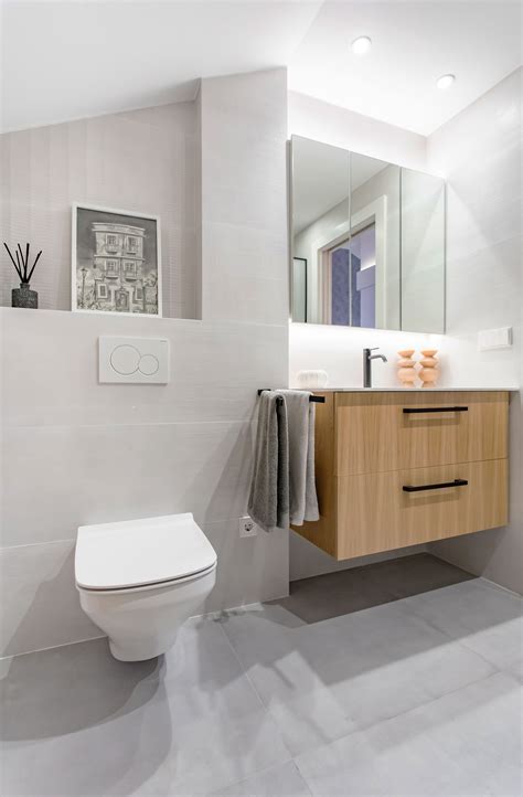 Baño gris claro y madera: la combinación perfecta para un ambiente moderno y acogedor