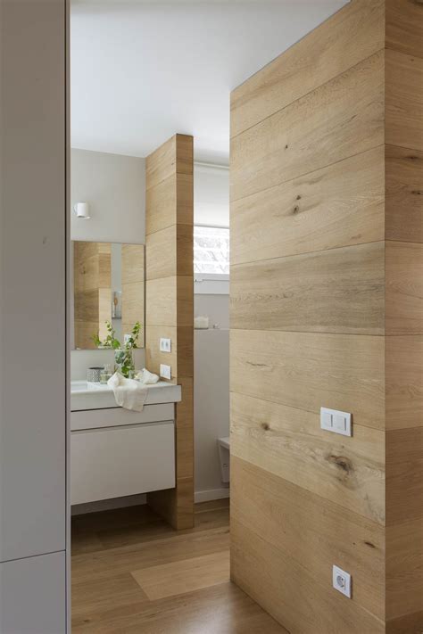 Baños de lujo en madera y blanco: elegancia y calidez para tu hogar
