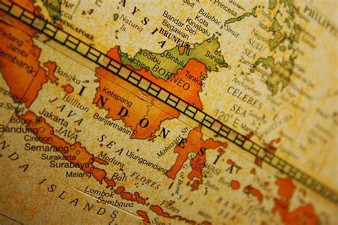 bagaimana hubungan proses geografis dengan kedatangan bangsa-bangsa asing di indonesia
