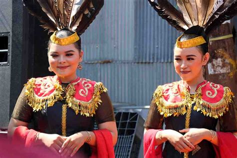 Baju Pariwisata  Baju Adat Bulang Burai King Pariwisata Indonesia - Baju Pariwisata