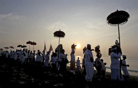 Balinese Celebrate New Year With Firefights Sword Piercing E And Ee Words In Hindi - E And Ee Words In Hindi