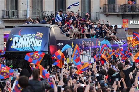 Barcelona Fans Celebrate League Titles With Both Teams - Liga4d