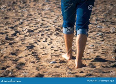barefoot wanderer nude