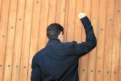 Batendo à Porta