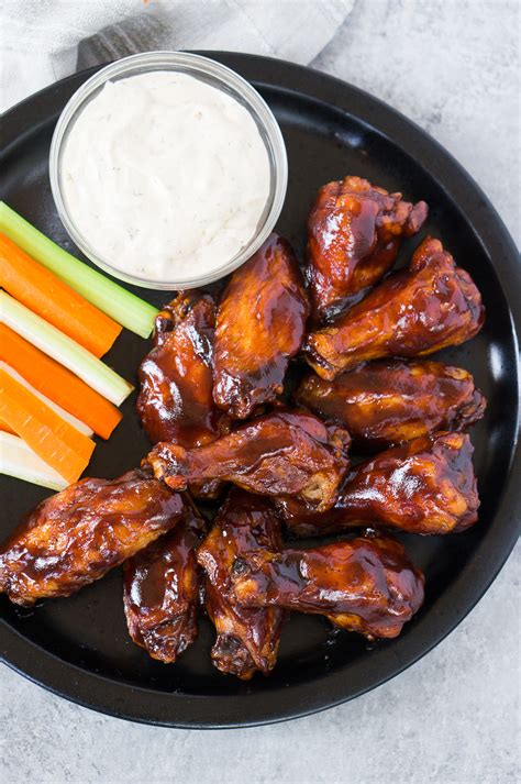 BBQ CHICKEN WINGS：BBQ Chicken Wings - Insanely Good