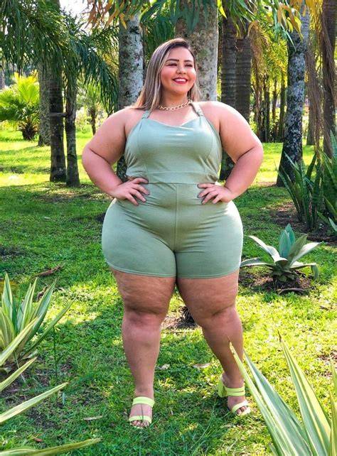 bbw spreading nude