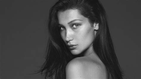 Bella Hadid Tetas