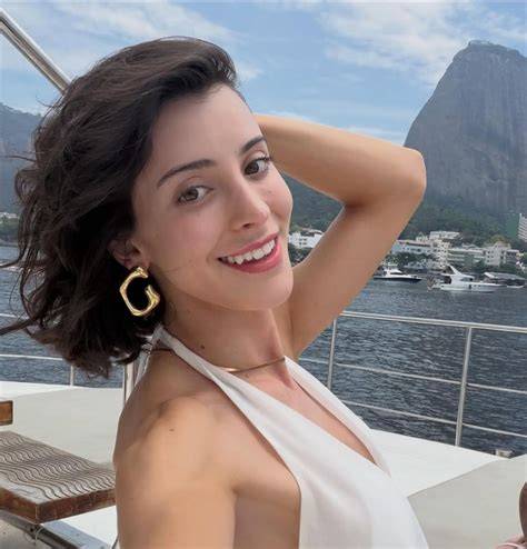 bella longuinho nude