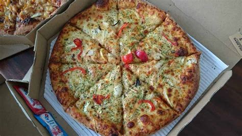 berapa slice pizza domino large