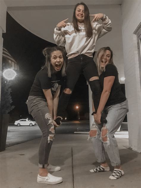 Best Friend Poses For 3