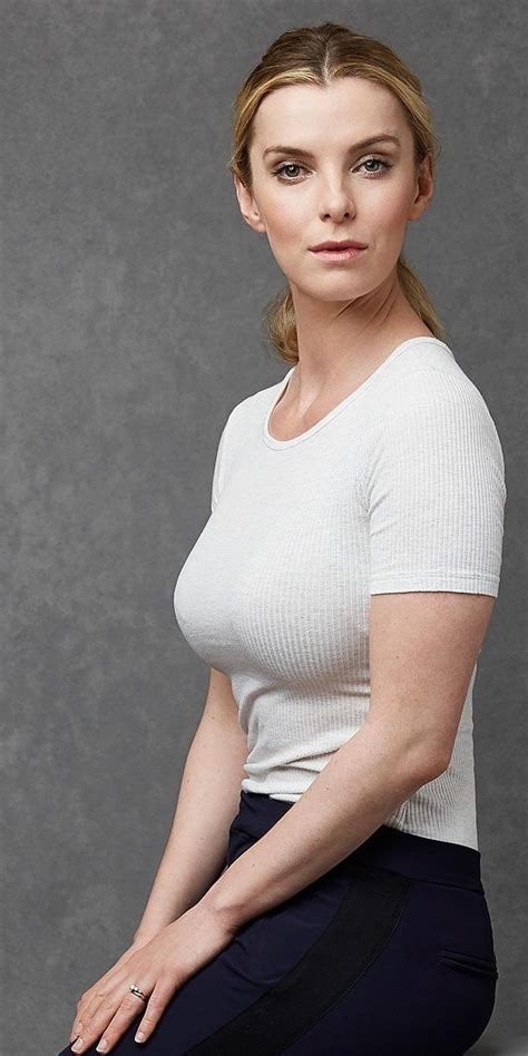 Betty gilpin breasts