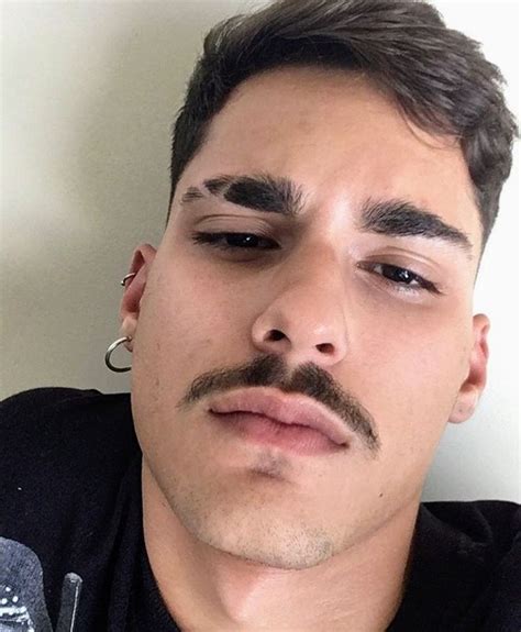 bigode gay